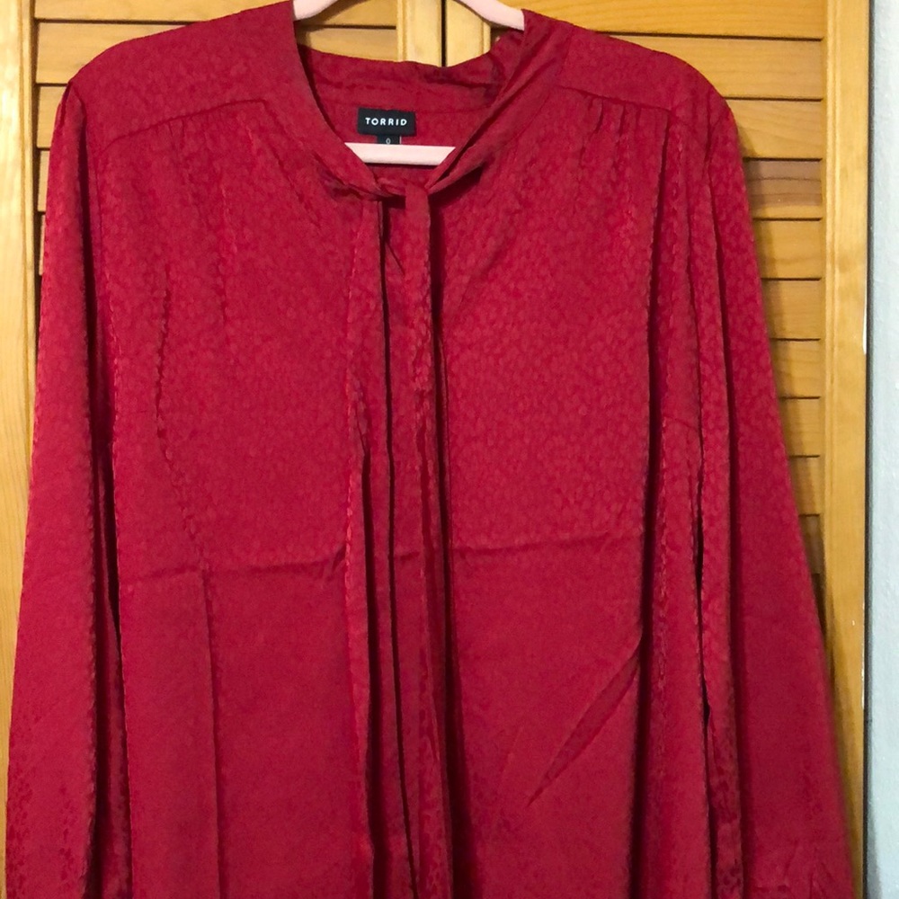 Torrid Satin Jacquard Tie Neck Button Up Blouse Size 0. Never worn.